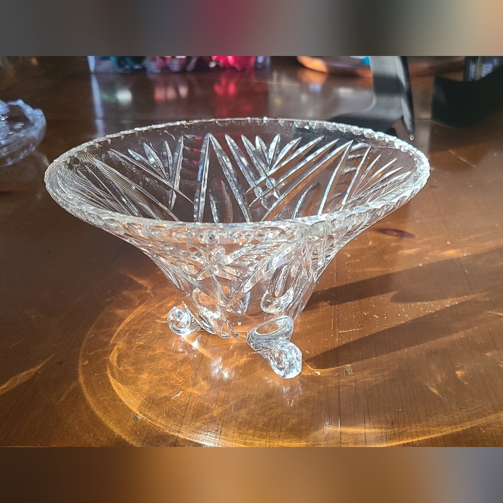 Vintage lead crystal footed bowl 7.25" in diameter and stands 4" tall